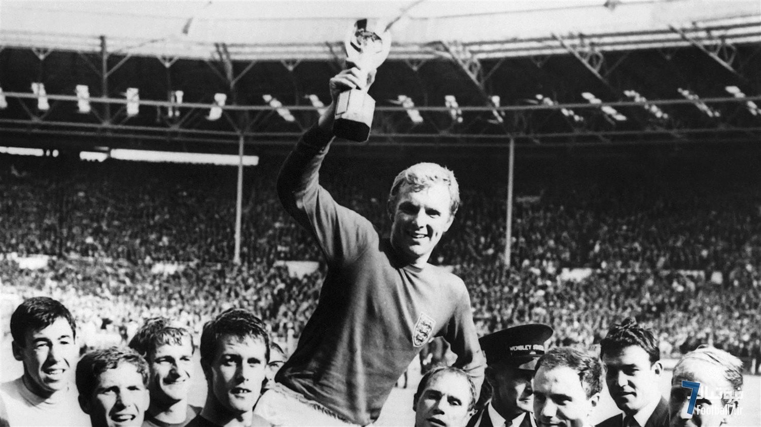 جام جهانی ۱۹۶۶ و یک افتخار ناتمام: کمپین بکام و هرست برای لقب شوالیه به بابی مور