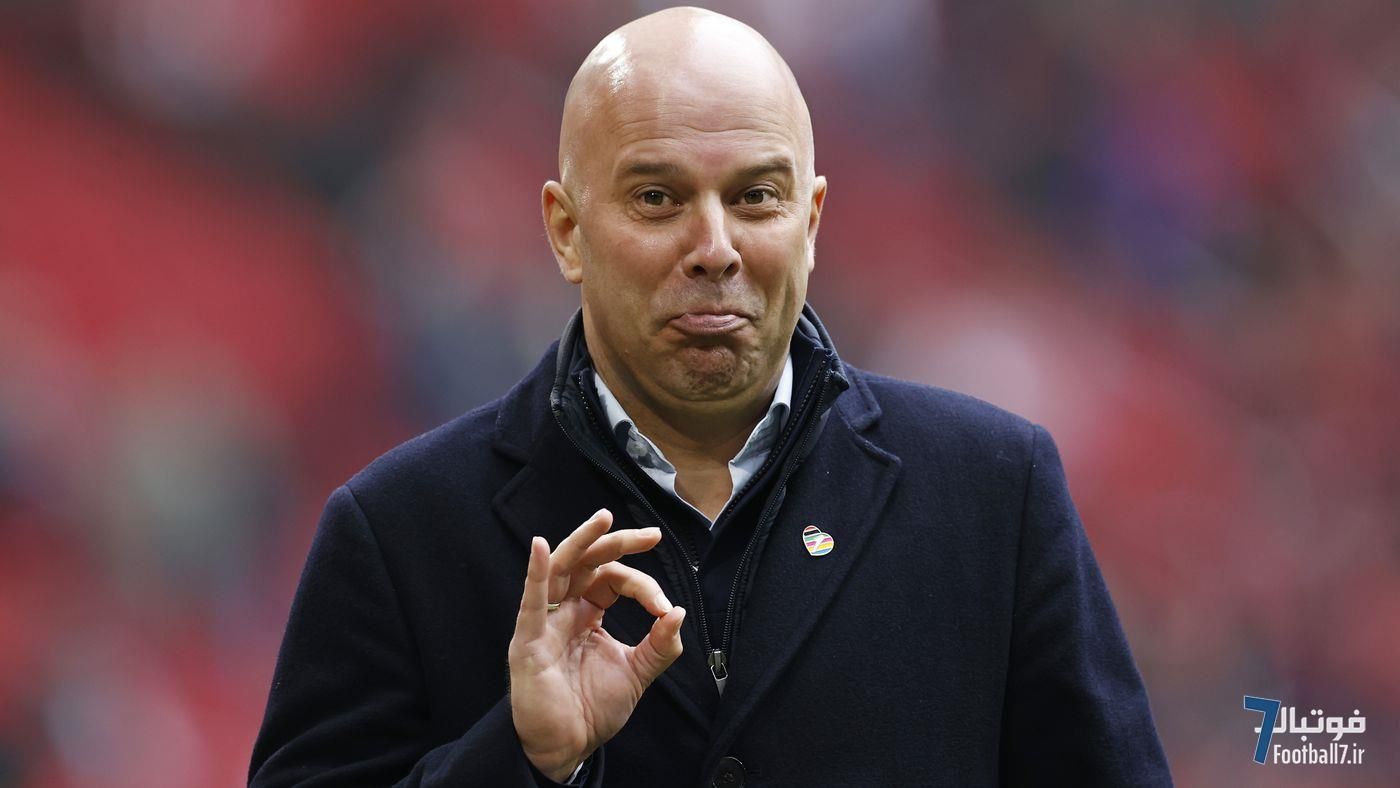 سیستم ۴-۲-۴ در فوتبال | تحلیل تاکتیکی، مزایا، معایب و تیم‌های استفاده‌کننده