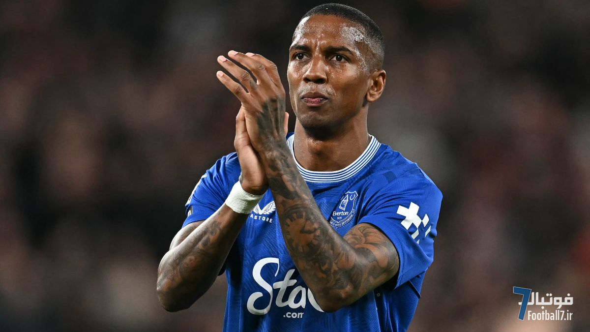 اشلی یانگ، ستاره سابق منچستریونایتد و اورتون، به لیگ برتر پایان داد و به ایپسویچ پیوست