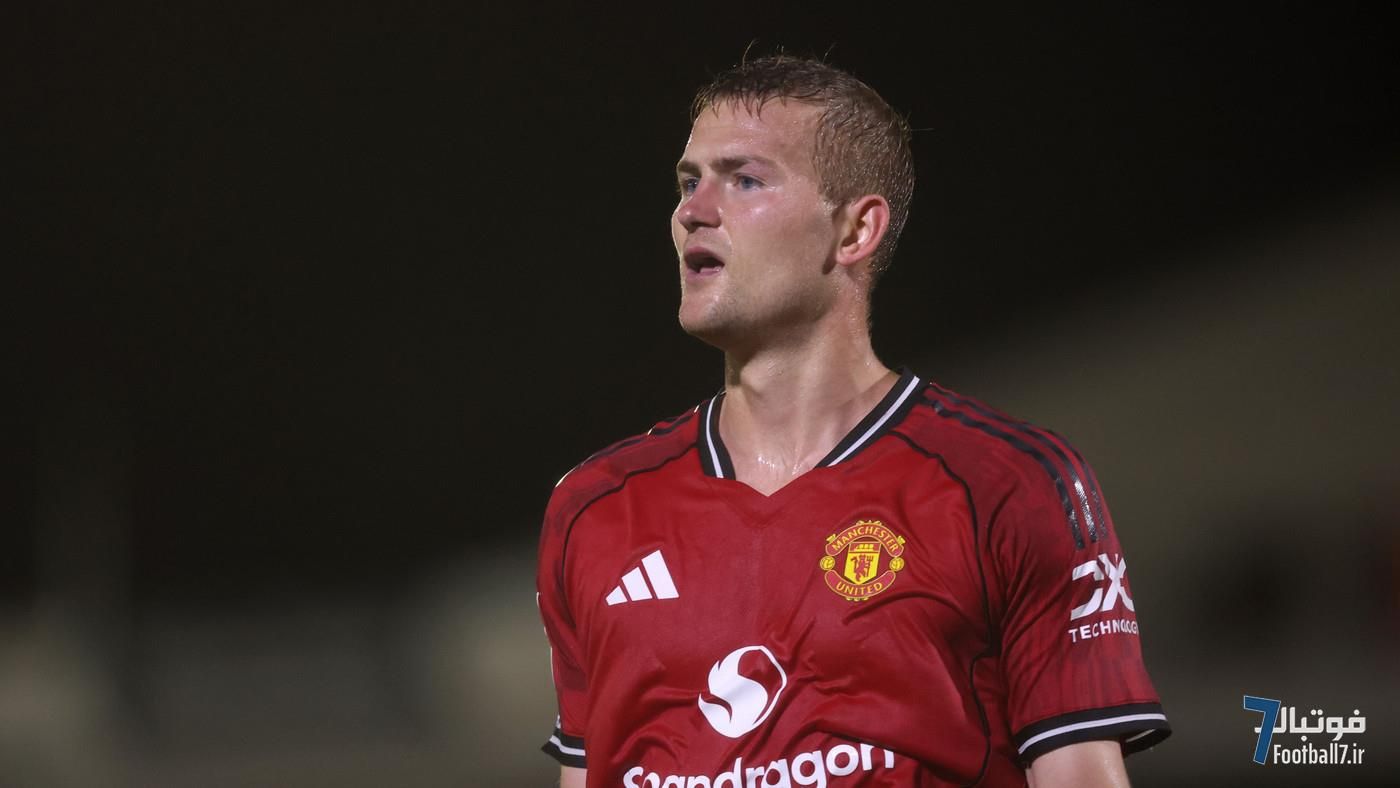 دی لیخت فاش کرد: واکنش صادقانه بازیکنان منچستر یونایتد در رختکن پس از شکست مقابل گریمزبی