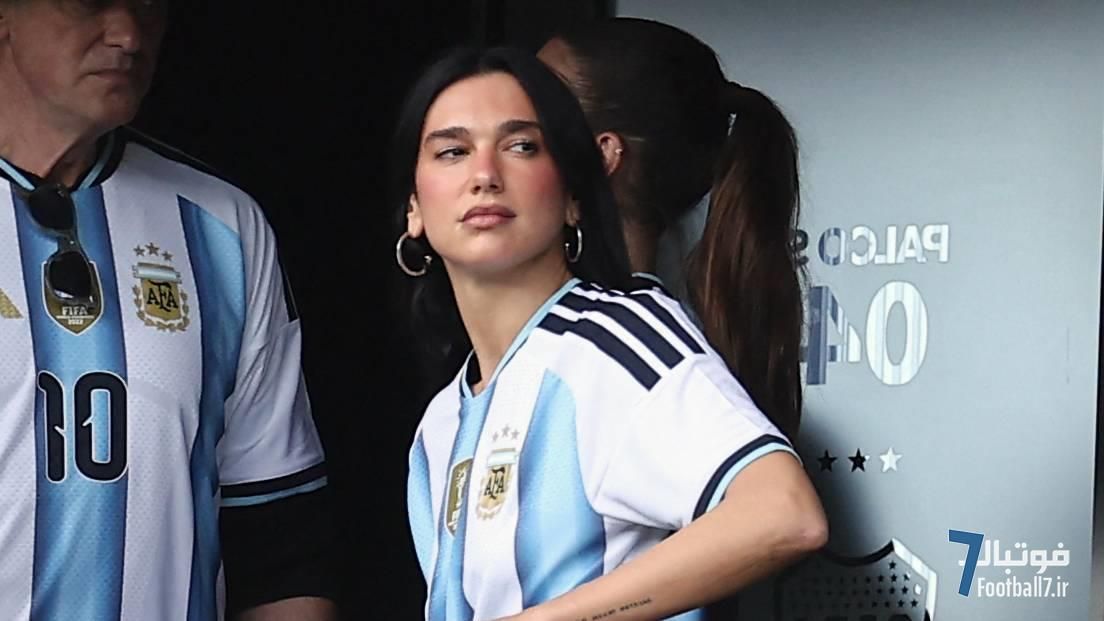 دوا لیپا در سوپرکلاسیکو: از لا بومبونرا تا پیراهن نمادین مسی!