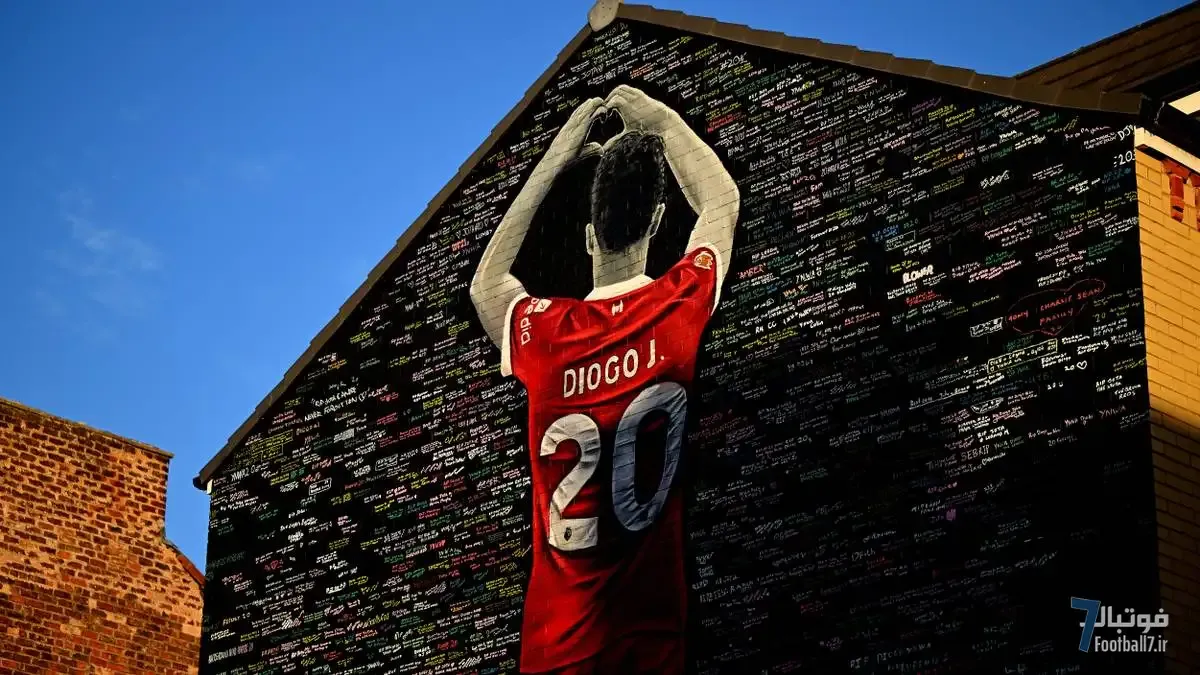 ادای احترام آرنه اسلات به دیوگو یوتا پیش از بازگشت خانواده‌اش به آنفیلد